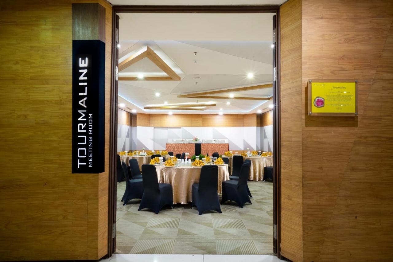 Отель Golden Tulip Понтианак Экстерьер фото